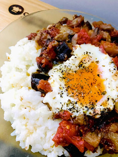 Una foto de BERENJENAS 🍆 CON TOMATE 🍅 Y HUEVO 🥚