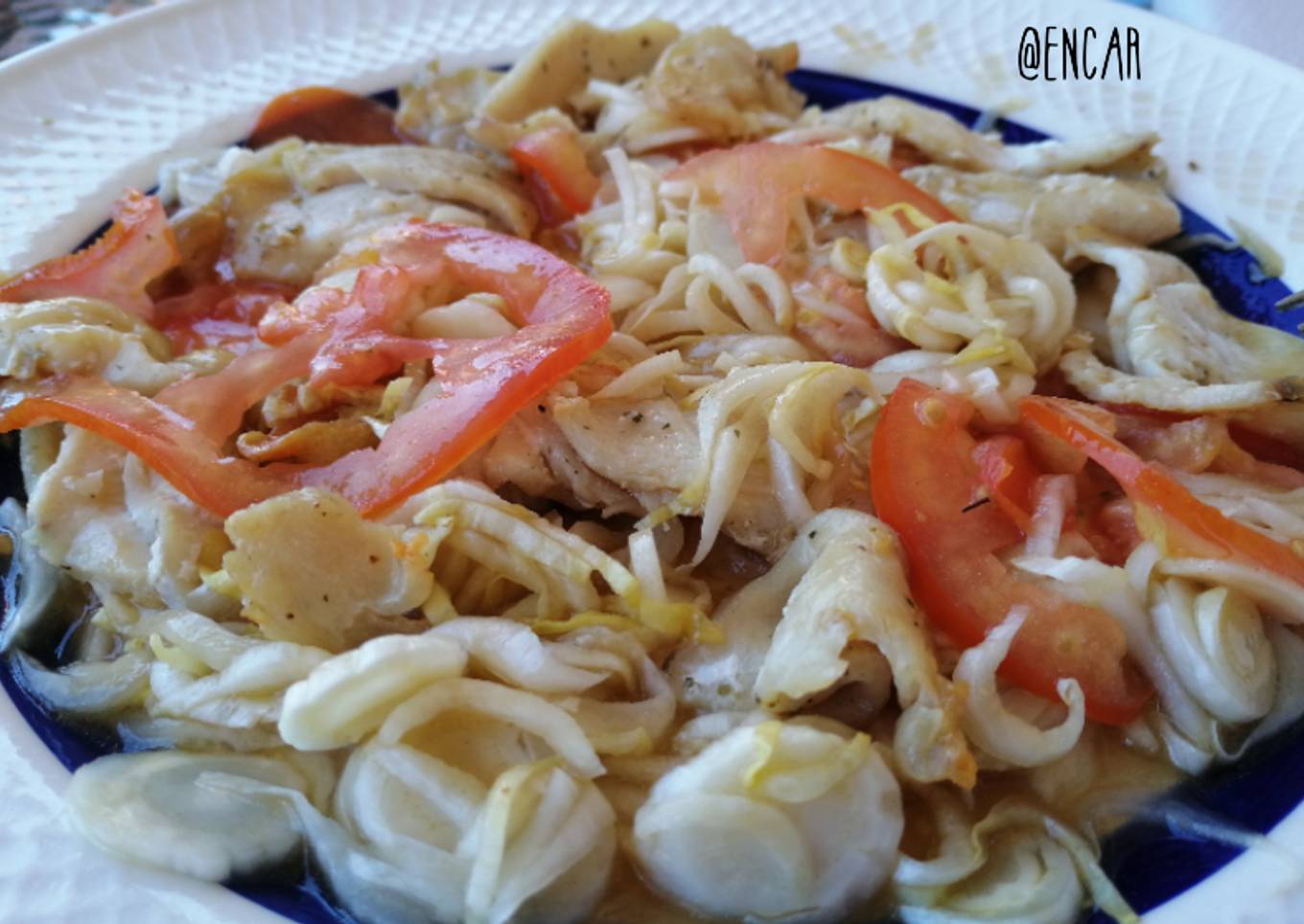 Ensalada de endivias, tomate y pollo