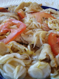 Una foto de Ensalada de endivias, tomate y pollo