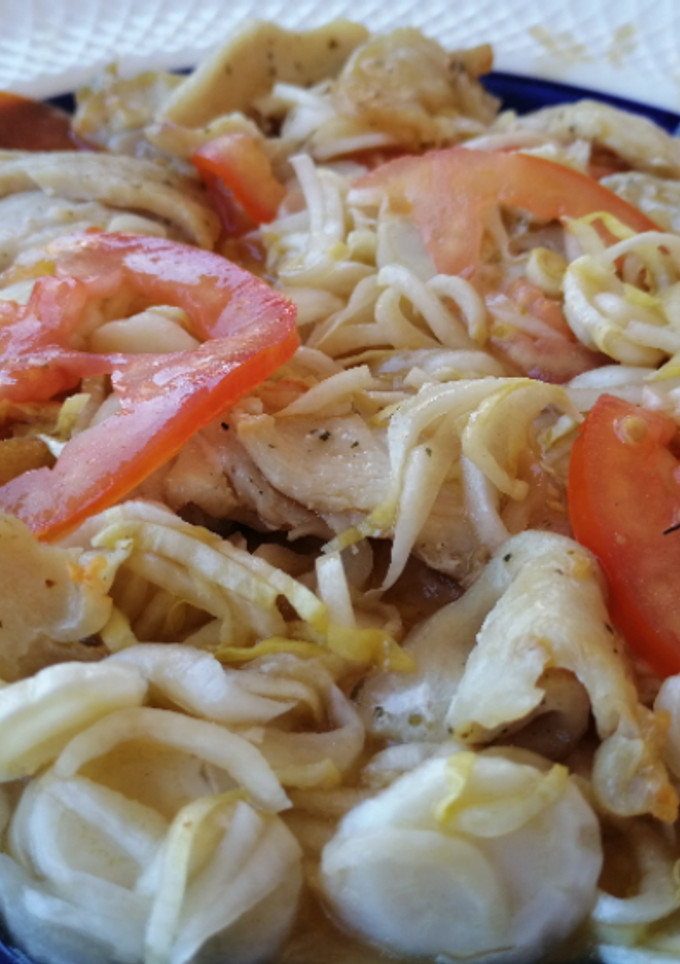 Una foto de Ensalada de endivias, tomate y pollo