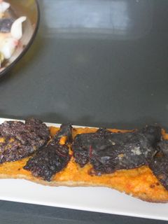 Una foto de Tostada con morcilla