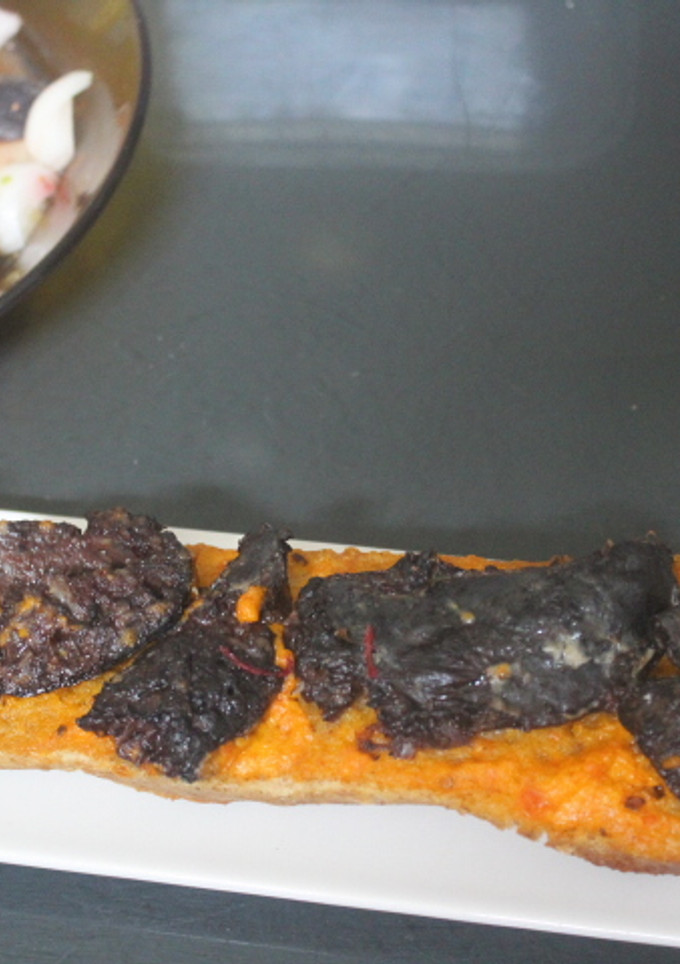Una foto de Tostada con morcilla