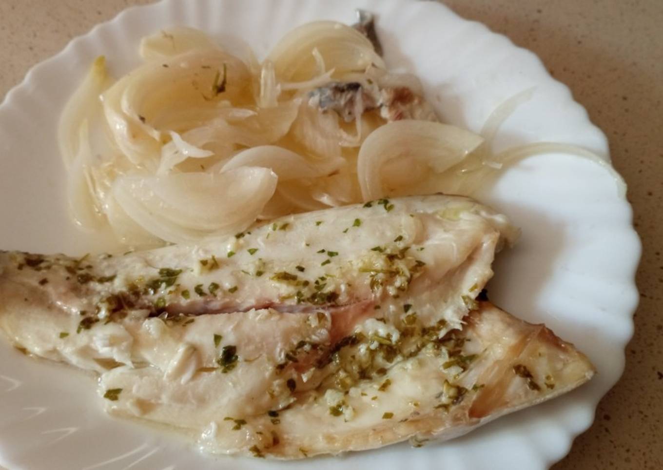 Doradas al horno con cama de cebolla