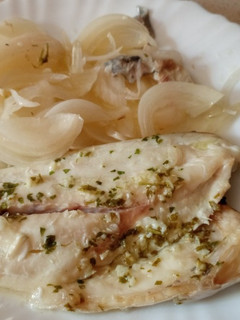Una foto de Doradas al horno con cama de cebolla