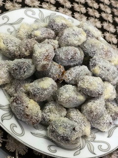 صورة لوصفة تمر بالشوكولاتة البيضاء وجوز الهند 🥥