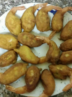 Una foto de Gambas con gabardina