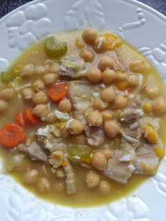 Una foto de Garbanzos con verdura y panceta