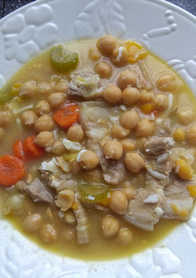 Una foto de Garbanzos con verdura y panceta