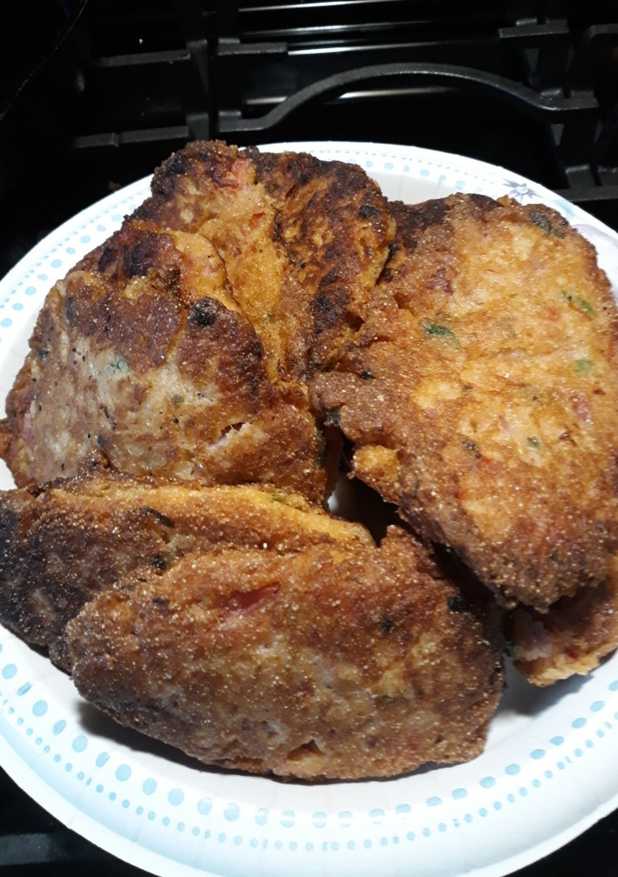 A picture of Cornbread with Ham, Onions and Tomatoes.