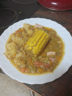 Una foto de Potaje de lentejas con verduras, sacramentos y piña