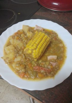Una foto de Potaje de lentejas con verduras, sacramentos y piña