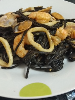 Una foto de Espaguetis negros con marisco