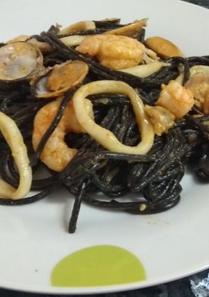 Una foto de Espaguetis negros con marisco