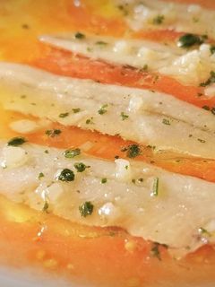 Una foto de Boquerones aliñados en vinagre, con tomate, ajo y perejil