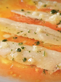 Una foto de Boquerones aliñados en vinagre, con tomate, ajo y perejil