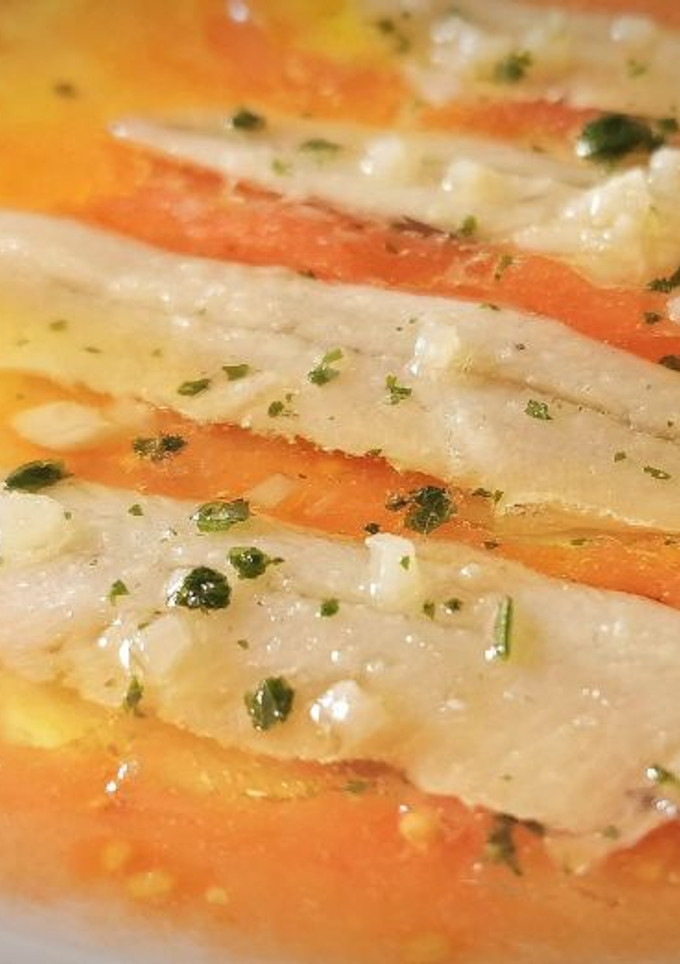 Una foto de Boquerones aliñados en vinagre, con tomate, ajo y perejil