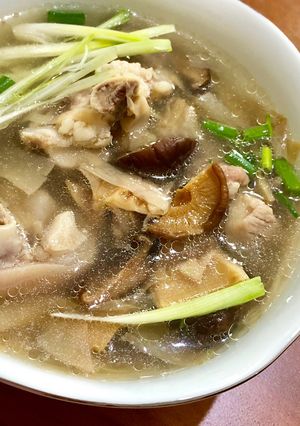 Hình của món Canh giò heo hầm măng.