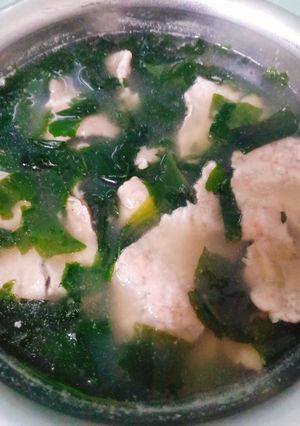 Hình của món Canh rong biển thịt mềm.