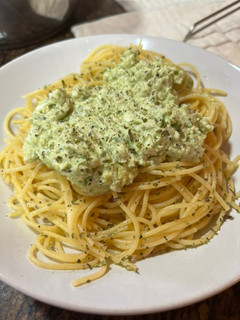 Una foto de Espaguetis exprés con aguacate y queso crema