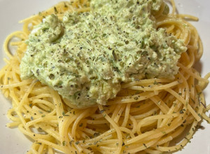 Foto principal de Espaguetis exprés con aguacate y queso crema
