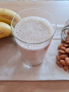Una foto de Licuado especiado de banana y almendras