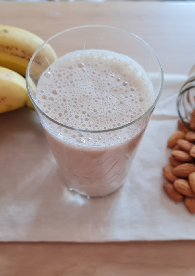 Una foto de Licuado especiado de banana y almendras