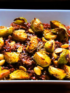 Una foto de Arroz rojo con coles de Bruselas asadas con coco