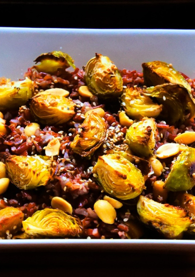 Una foto de Arroz rojo con coles de Bruselas asadas con coco