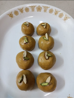 બેસનના લાડુ (Besan Laddu Recipe In Gujarati) રેસીપી મુખ્ય ફોટો