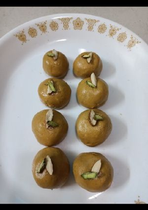 બેસનના લાડુ (Besan Laddu Recipe In Gujarati) રેસીપી મુખ્ય ફોટો