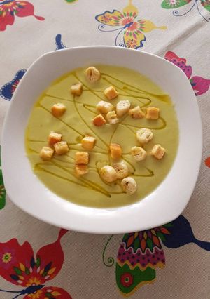 Una foto de Crema de aguacate y pepino