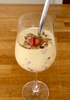 A picture of Vanilla milkshake with roasted strawberries.