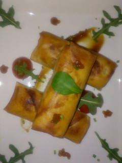 Una foto de Rollitos de primavera con salsa agridulce
