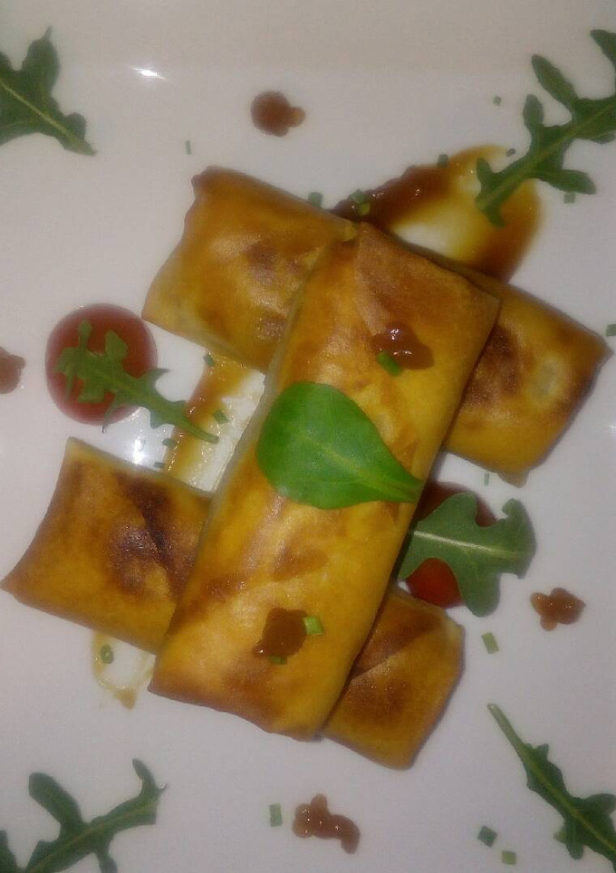 Una foto de Rollitos de primavera con salsa agridulce