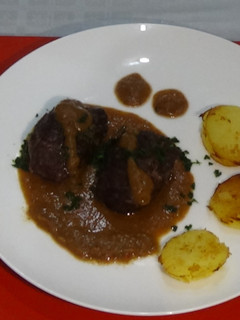 Una foto de Carrilleras de cerdo en salsa de vino tinto