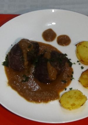Una foto de Carrilleras de cerdo en salsa de vino tinto