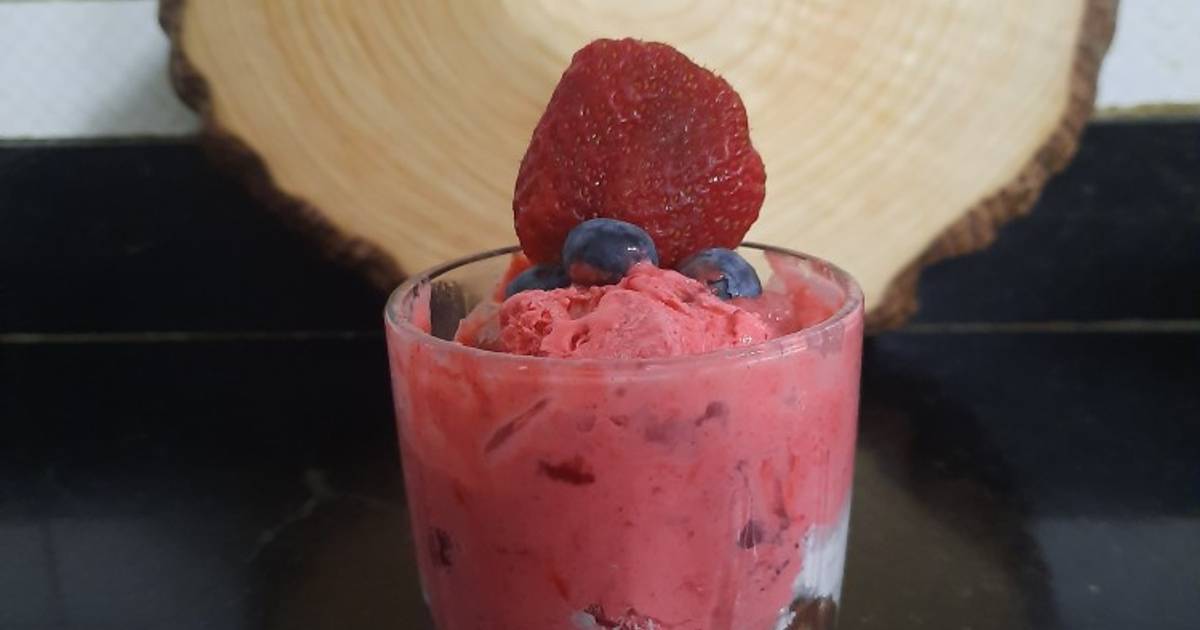 Red velvet ice cream strawberry sundae Recipe by Drpriyanka Gupta(veena