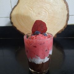 A picture of Red velvet ice cream strawberry sundae.