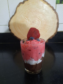 A picture of Red velvet ice cream strawberry sundae.