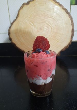 A picture of Red velvet ice cream strawberry sundae.