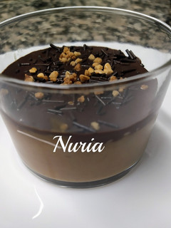 Una foto de Crema de galletas lotus y salsa de chocolate