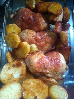 Una foto de Pollo al Horno con Papas y Boniatos en Rodajas