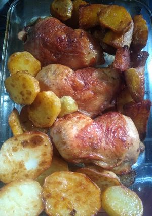 Una foto de Pollo al Horno con Papas y Boniatos en Rodajas