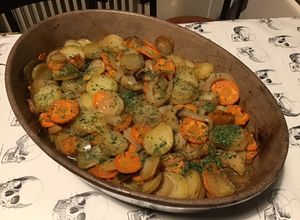 Une photo de Pommes de terre, carottes et oignons au four