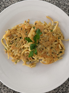 Una foto de Torrejitas de fideos con queso y perejil