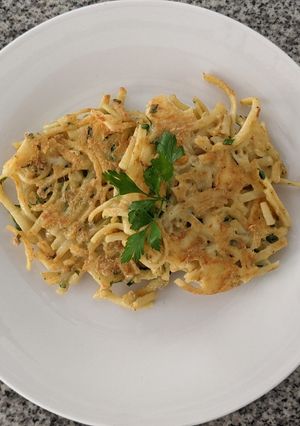 Una foto de Torrejitas de fideos con queso y perejil