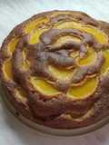 Torta con pesche sciroppate e amaretti sbriciolati
