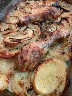 Una foto de Pollo asado con patatas al horno