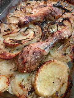 Una foto de Pollo asado con patatas al horno