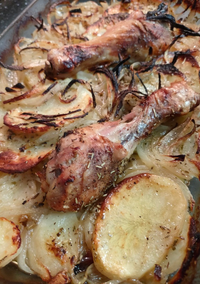 Una foto de Pollo asado con patatas al horno